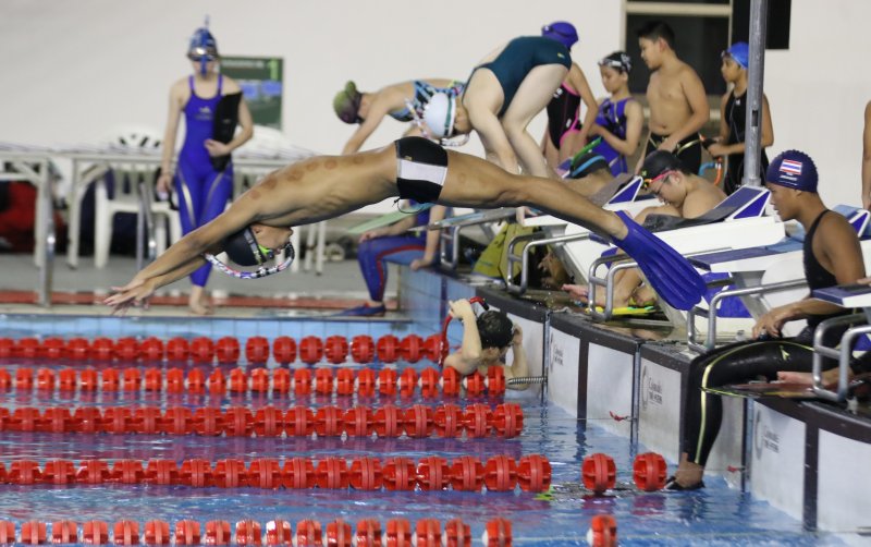 蹼泳參賽選手賽前熱身練習。