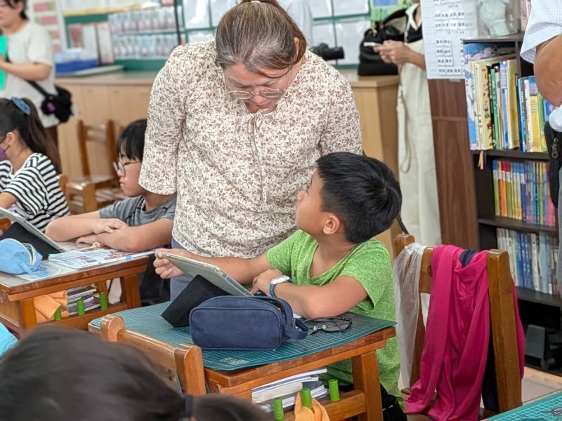 日本教授率團訪博愛國小，驚嘆台灣因材網最先進。（高雄市教育局提供）