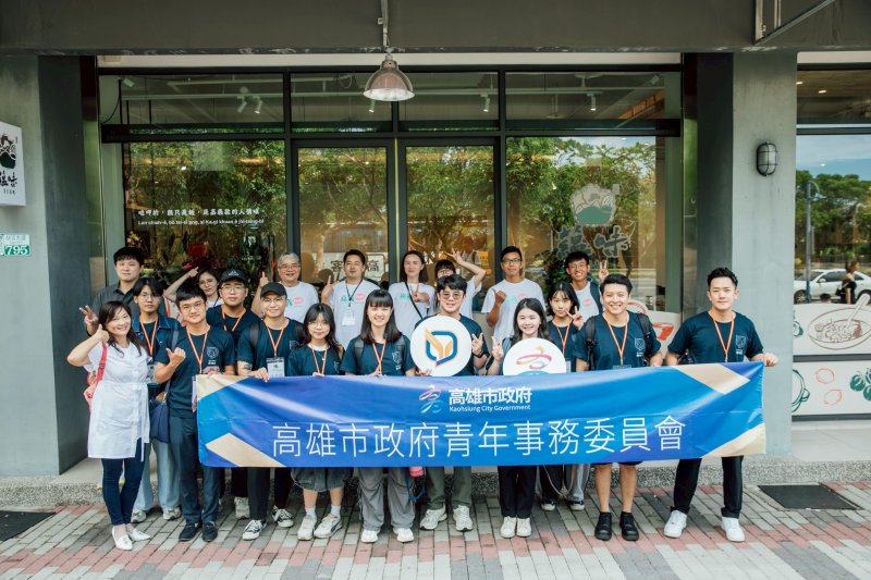 高雄市青年事務委員會與嘉義縣青年諮詢委員會成員合影，展現此行跨縣市交流的愉快氛圍。