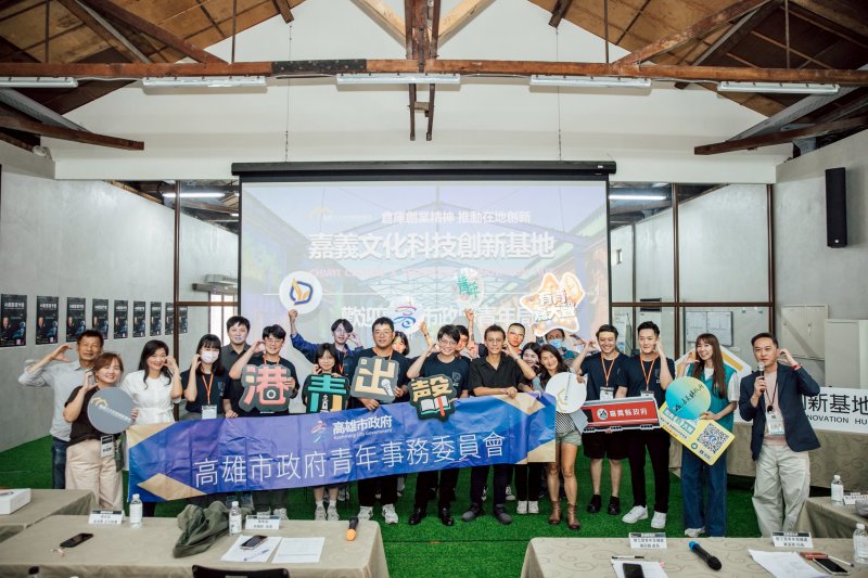 嘉義縣勞青處處長陳奕翰（前排左八）於嘉義文化科技創新基地迎接高雄市政府青年局局長林楷軒（前排左七）及青年委員。