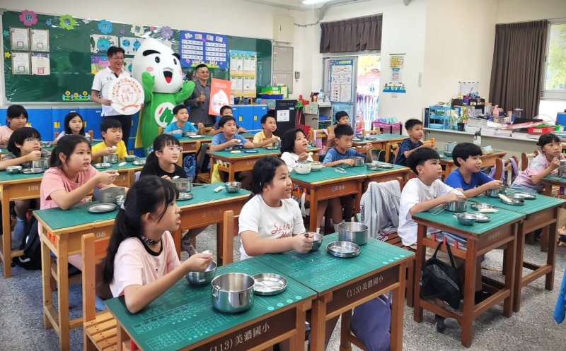 美濃147好米入校園，學童午餐飄家鄉情。