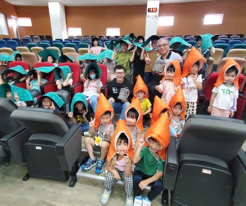 不一樣的教師節禮物，河堤國小師生獲防災包守護。（記者陳雯萍攝）