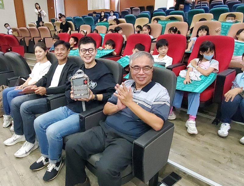 不一樣的教師節禮物，河堤國小師生獲防災包守護。（記者陳雯萍攝）