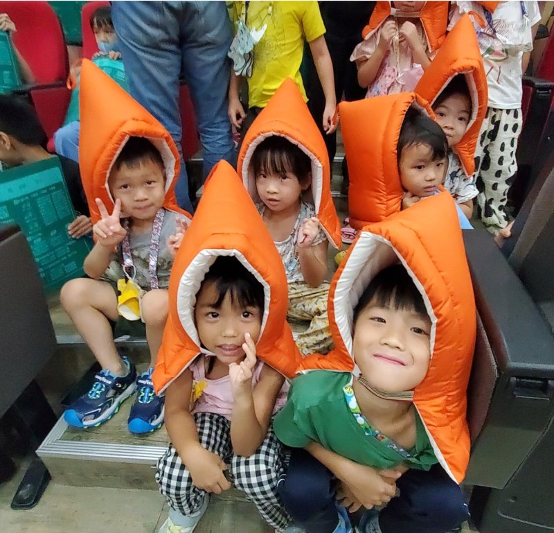 不一樣的教師節禮物，河堤國小師生獲防災包守護。（記者陳雯萍攝）