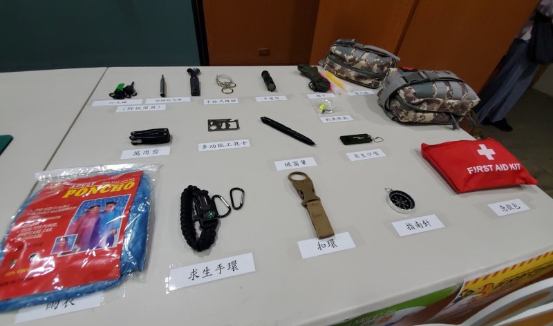 不一樣的教師節禮物，河堤國小師生獲防災包守護。（記者陳雯萍攝）