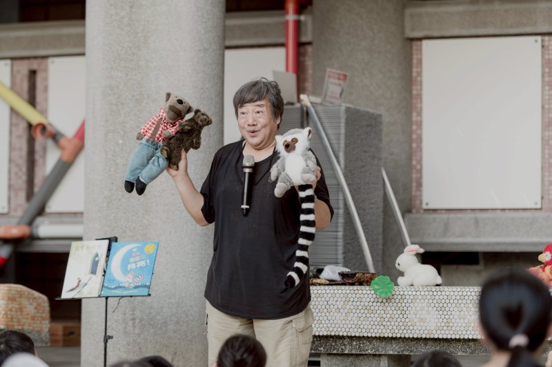胖叔叔說月亮故事，中秋兒美館獻驚喜。（高兒美提供）館