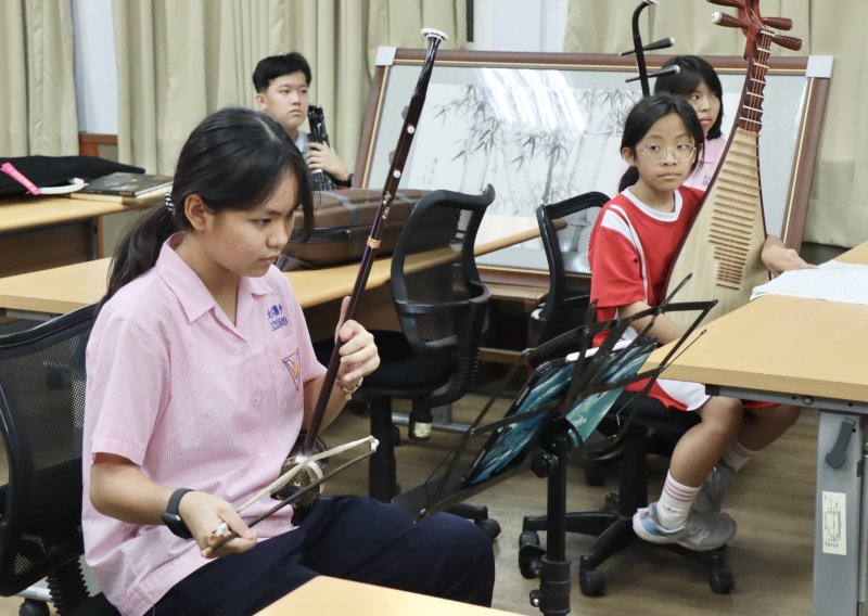 教師餐會中，音樂班學生進行精彩的樂器演出。（記者陳雯萍攝）