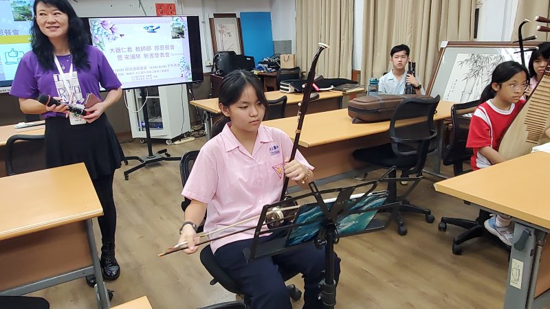 教師餐會中，音樂班學生進行精彩的樂器演出。（記者陳雯萍攝）