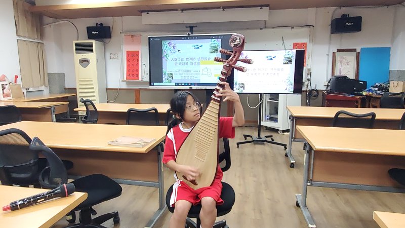 教師餐會中，音樂班學生進行精彩的樂器演出。（記者陳雯萍攝）