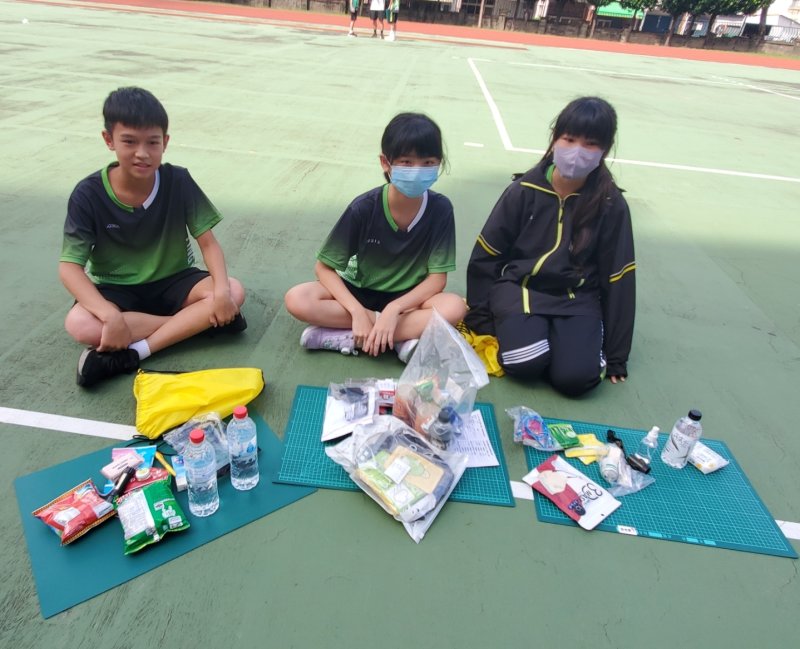 英明國中學生自製防災包。（記者陳雯萍攝）