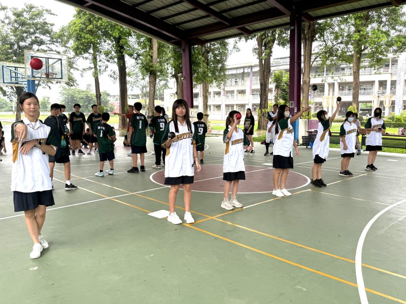 職棒雄鷹飛進溪埔國中，校園熱血棒球魂全開。（教育局提供）