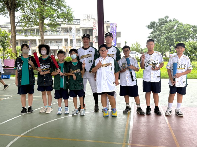 職棒雄鷹飛進溪埔國中，校園熱血棒球魂全開。（教育局提供）