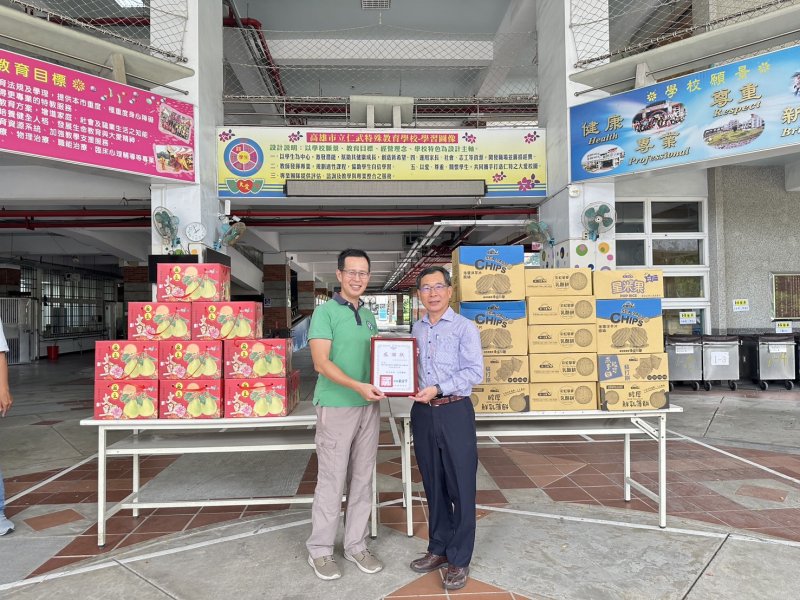 左：仁武特殊教育學校戴官宇校長 右：大林煉油廠陳福榮副廠長。（中油大林廠提供）