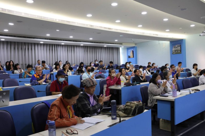 2025年拉阿魯哇族暨卡那卡那富族知識體系論壇出席者專注聆聽。