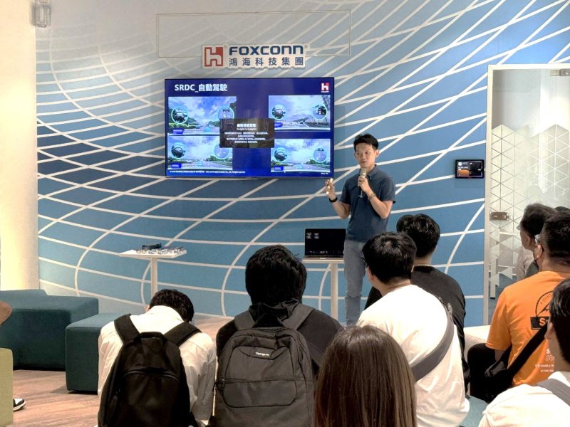 鴻海經理林晉輝（站立者）分享軟體研發中心（Software Research & Development Center,SRDC）專案，帶領學生深入了解電動車自動駕駛發展趨勢。