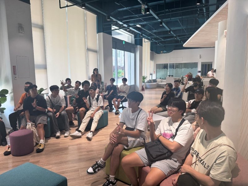青年學員在活動中不時提問，展現對科技產業的學習熱情。