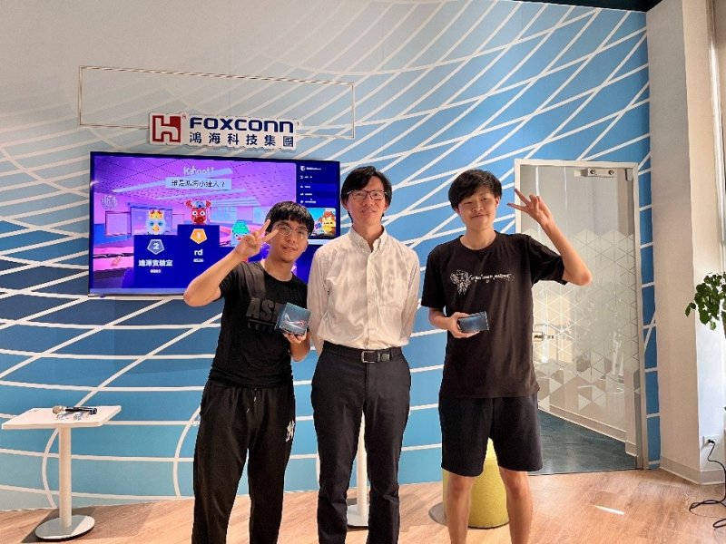 鴻海為參訪同學安排趣味競賽，讓學生在挑戰中更加認識科技產業的核心價值，獲獎同學與鴻海協理黃勝楠（中）開心合影。
