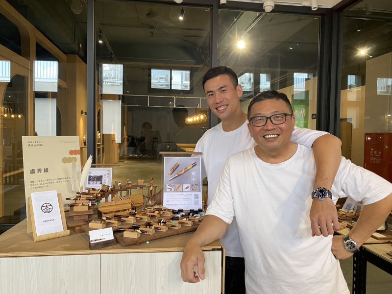 Pinway進駐品牌「大雄的木作世界」由木作職人盧秀雄(前)與兒子盧柏宇(後)共同經營，表示透過此次跨區互動帶來實際的市場拓展與合作契機。