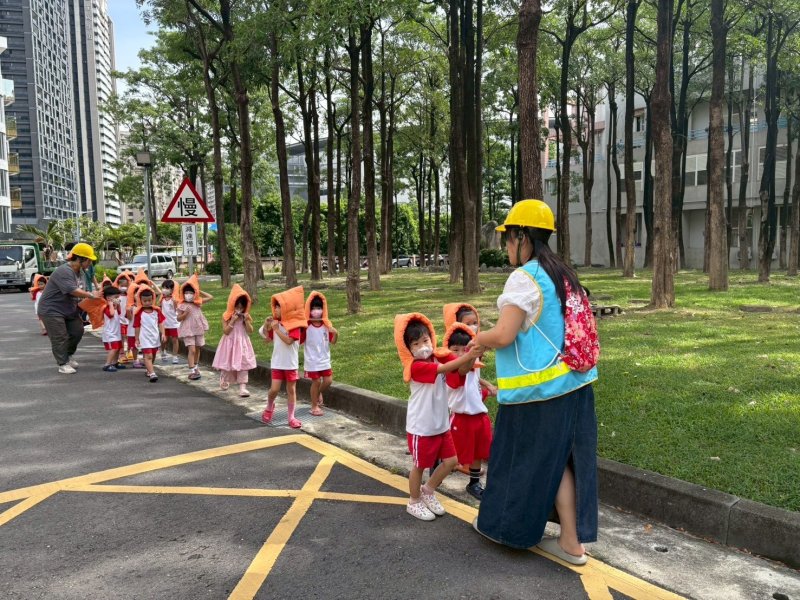 幼兒戴上教育局補助購買的防護頭套，井然有序的隨老師進行避難。（裕誠幼兒園提供）