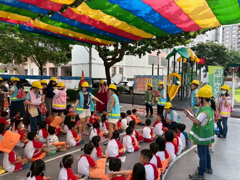 一到空曠的避難處所，老師隨即進行清點人數。（裕誠幼兒園提供）