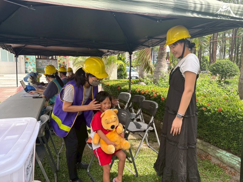 老師安撫幼童驚慌的情緒。（裕誠幼兒園提供）