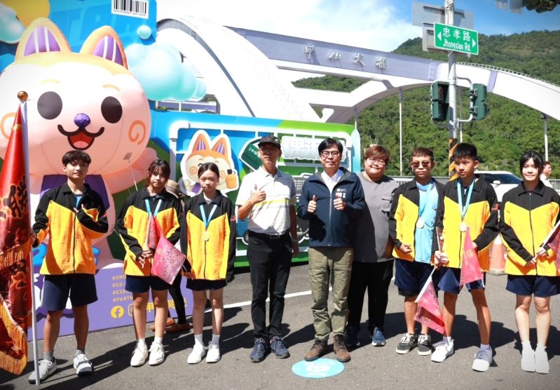 圖／甲仙芋筍節熱鬧登場，活動現場由「甲仙國中拔河隊」及「甲仙國中太鼓隊」表演揭開序幕。（黃山高攝）