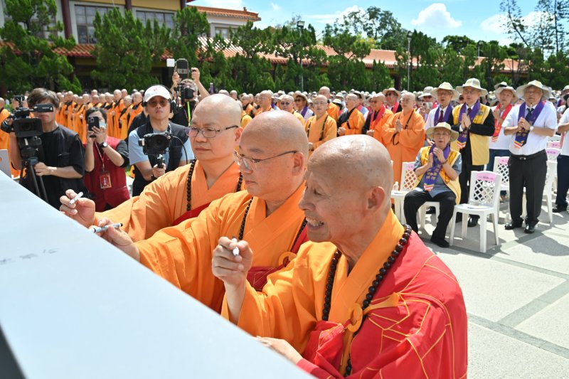 心保和尚（中）、心定和尚（右）、心培和尚（左）於大梁寫下祝福語。