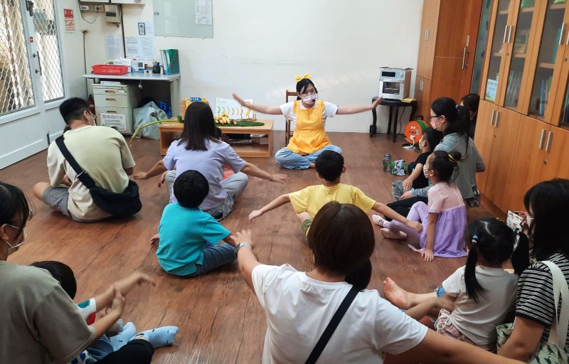 圖／旗山早療中心舉辦親子活動，以「香蕉」為主題從繪本導讀到烘焙實作，一同將繪本中的香蕉變為真正的「香蕉派」！      （黃山高攝）