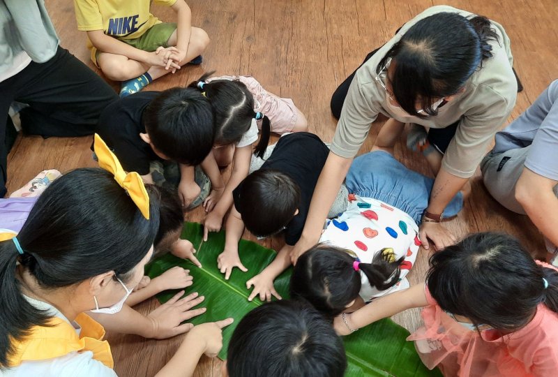 圖／旗山早療中心舉辦親子活動，以「香蕉」為主題從繪本導讀到烘焙實作，一同將繪本中的香蕉變為真正的「香蕉派」！      （黃山高攝）
