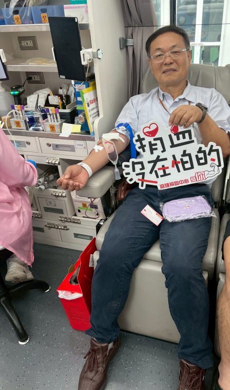 中油公司煉製事業部陳正喜副執行長挽起衣袖捐熱血。