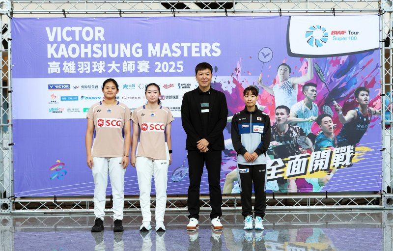 中華羽協 張國祚 理事長與特別嘉賓合照(左至右泰國選手瓊薩波恩帕恩、泰國選手蘇瓦猜、中華羽協 張國祚 理事長、日本選手奧原希望)。