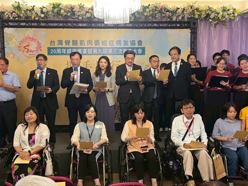 高醫校友的衛福部部長石崇良專程南下，除了與高醫大董事長陳建志、全球校友總會總會長邱良進等合唱「感恩的心」。(記者陳雯萍攝)