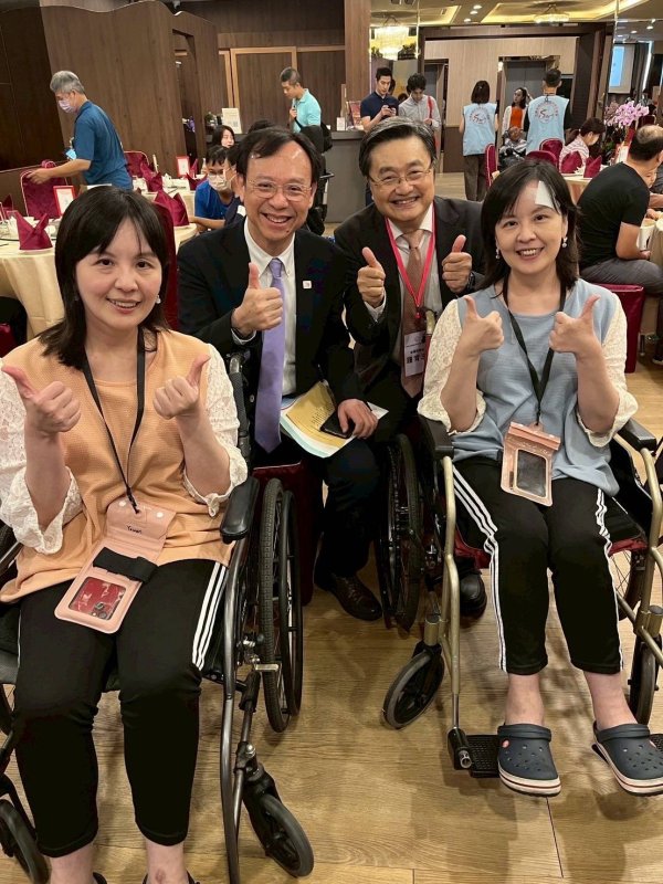 衛福部部長石崇良在現場巧遇罹患SMA的衛福部同仁李雅雯和李雅純雙胞胎姊妹，特別拍照，留下難得的鏡頭。(記者陳雯萍攝)