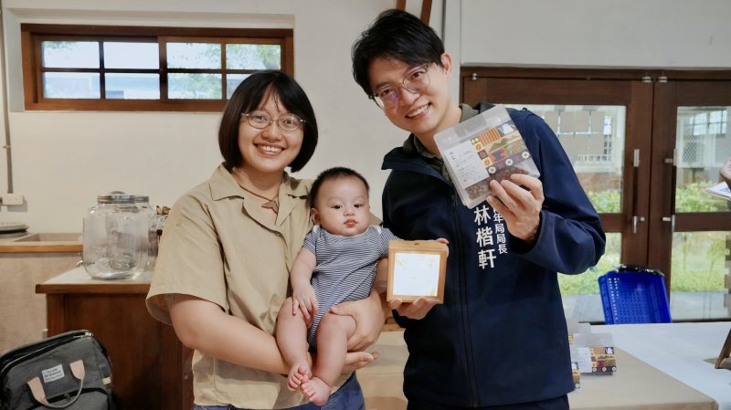 位在桃源復興部落的「漓咖啡」，採用愛玉、紅肉李等當地農產融入產品，不僅延續在地風味，更獲得青年局114年青創補助支持。圖為店主黃槿文（左）與青年局長林楷軒（右）合影。（青年局提供）