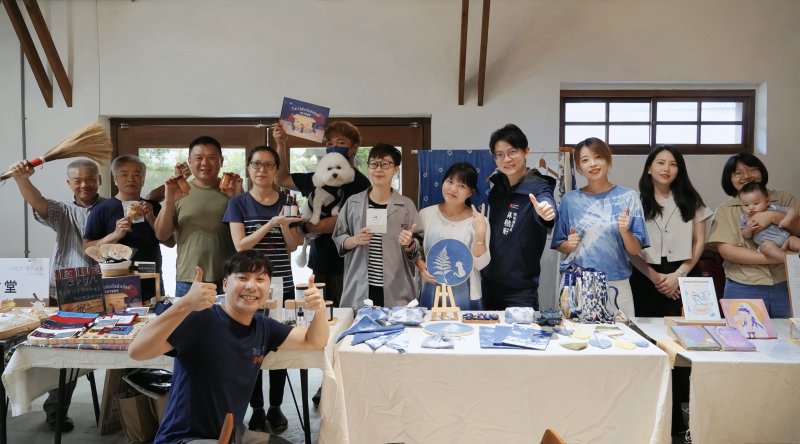 青年局長林楷軒（後排右四）於「台浮緣日」行前說明會中與此行參展的青年品牌合影，並鼓勵團隊把握契機拓展海外市場。（青年局提供）