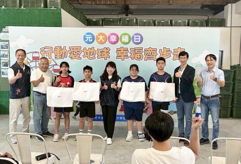 教育局張紋誠專委、元大文教基金會鍾秀玲執行長與邱榮豐副執行長，以及上平國小校長陳榮彬共同致詞揭幕。