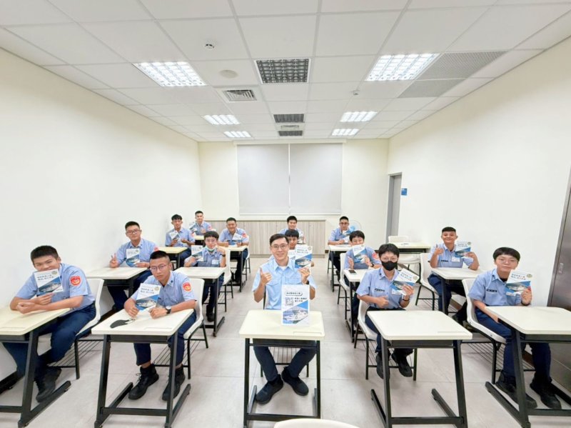 海巡署南部分署彙編完成《海巡新進人員廉政指引手冊》，讓剛入營的新血能立即熟悉海巡工作的規範要求。（海巡署提供）