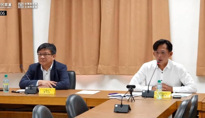 黃國昌（右）聽取台電董事長曾文生（左）率幹部的報告。