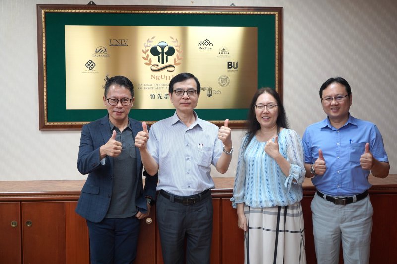 陳國泰代理校長對三位師長獲得殊榮大讚高餐之光。由左至右:徐立偉老師、陳國泰代理校長、梁靜文老師、梁榮達老師。（高餐大提供）