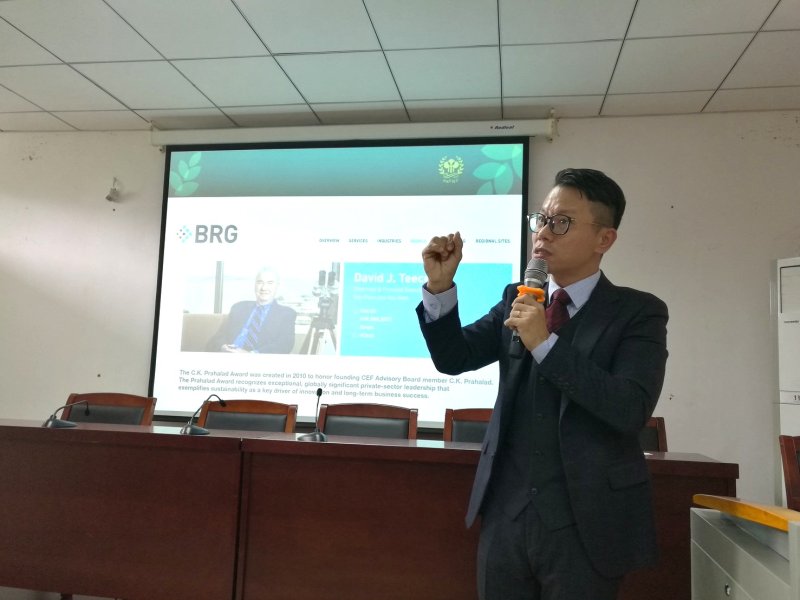 徐立偉老師擅長以大數據來分析觀光旅遊，讓業者有所依據規劃。（高餐大提供）