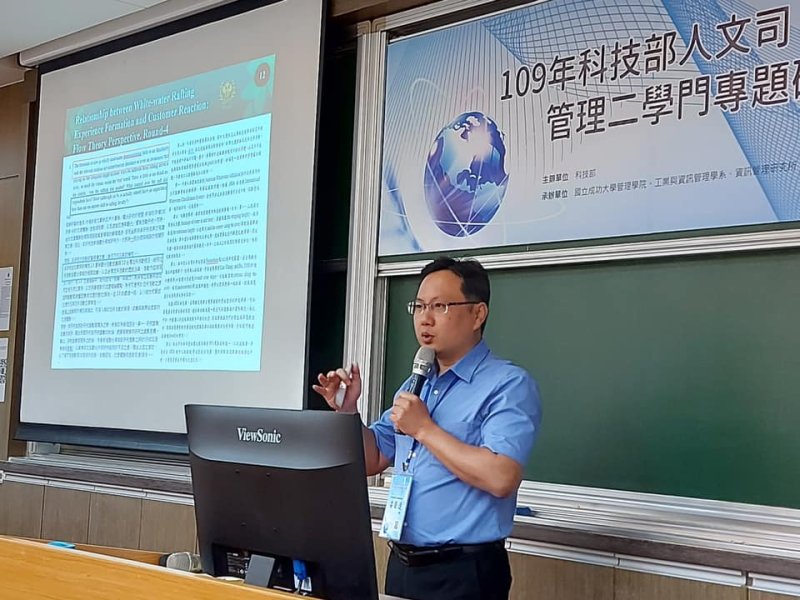 梁榮達老師深耕農村與有機食品消費議題，為農民開拓出路。（高餐大提供）