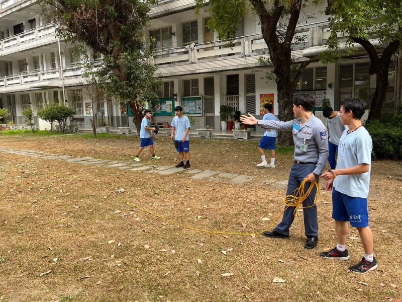 海軍蔡中士現場更示範投擲技巧，學生分組練習投擲與接應，彼此加油打氣。（左營高中提供）