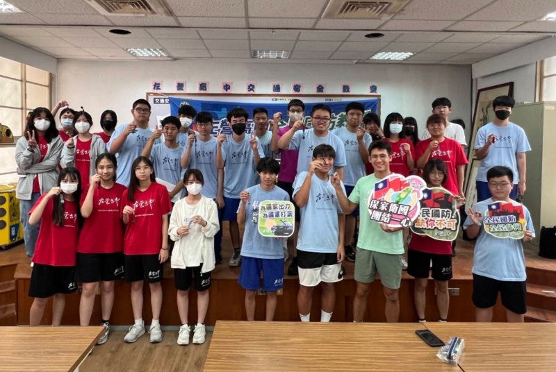 學生們在專業軍士官的指導下，從一條簡單的傘繩開始，編織成象徵軍港精神的撇纜繩球，讓國防教育課程化為一場獨特而難忘的體驗。（左營高中提供）