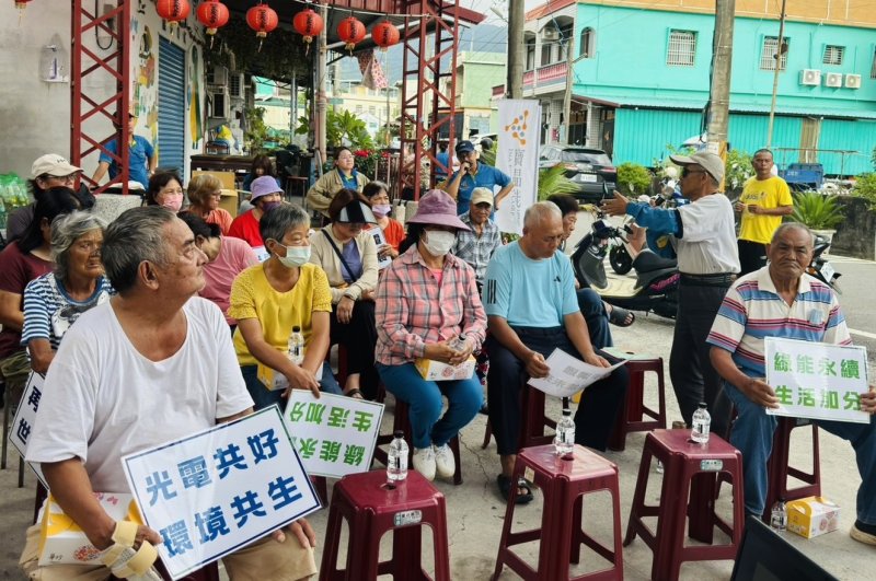 在地農民也在會中分享自身租地種電的經歷。（周敏煌攝）