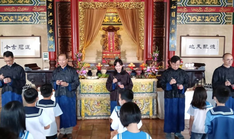 圖／旗山區公所秉持尊師重道文化傳統，勉勵學子以謙遜之心投入學習，在旗山孔廟舉行「尊師重道 祭孔典禮」活動。 （黃山高攝）