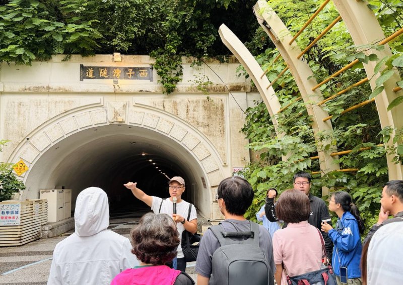 從課桌到戰備洞，高市教育局強化校園防災。（教育局提供）