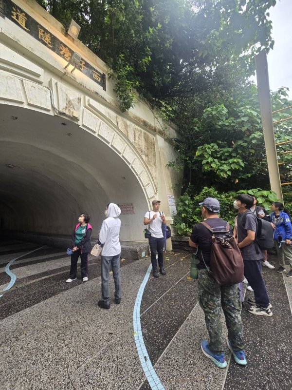 從課桌到戰備洞，高市教育局強化校園防災。（教育局提供）