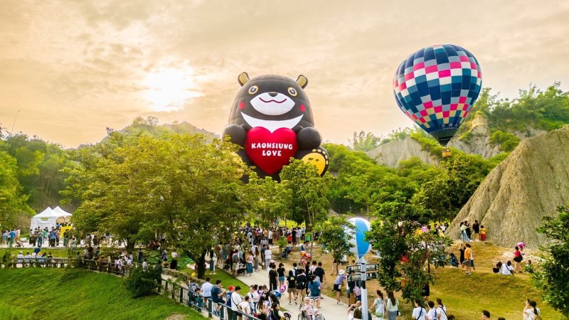 高雄熊回歸月世界！教師節連假熱氣球先飛。（高雄市觀光局提供）
