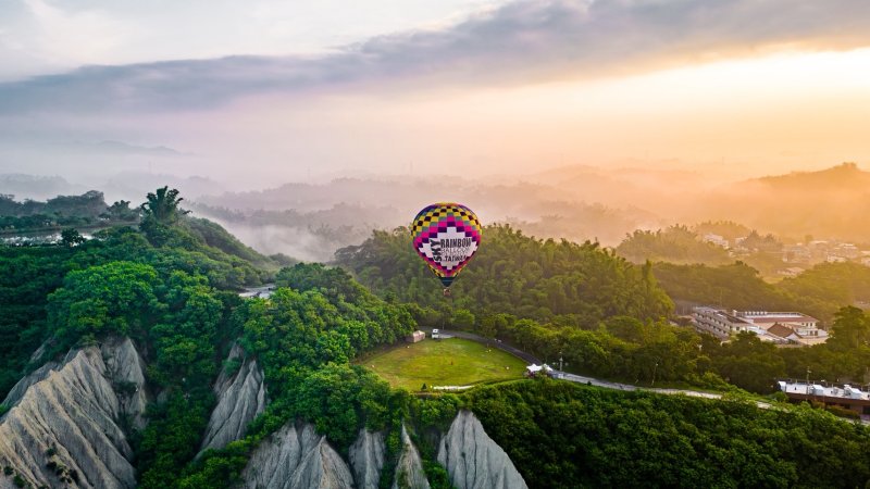 高雄熊回歸月世界！教師節連假熱氣球先飛。（高雄市觀光局提供）