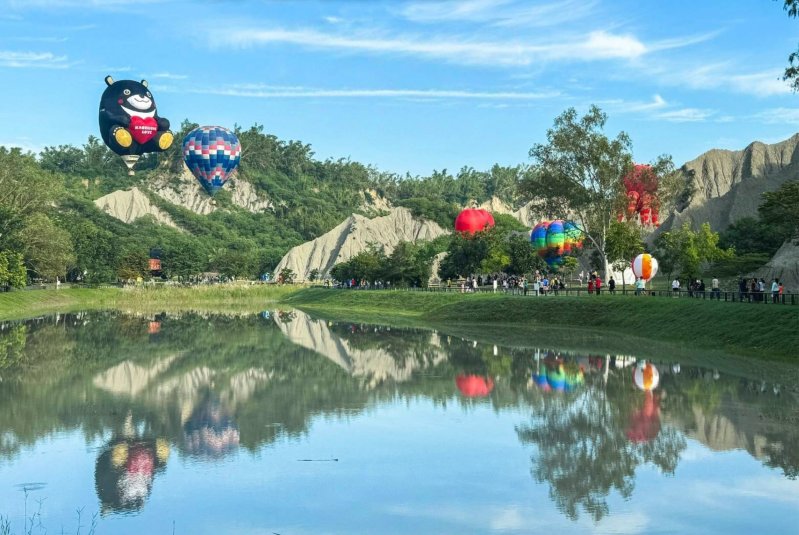 高雄熊回歸月世界！教師節連假熱氣球先飛。（高雄市觀光局提供）